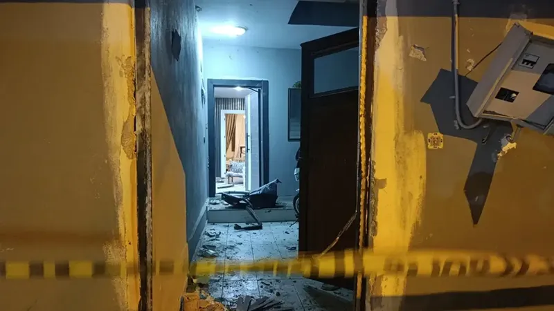 Adana’da Bir Eve 3’üncü Kez Saldırı: Aile Can Güvenliğinden Endişeli