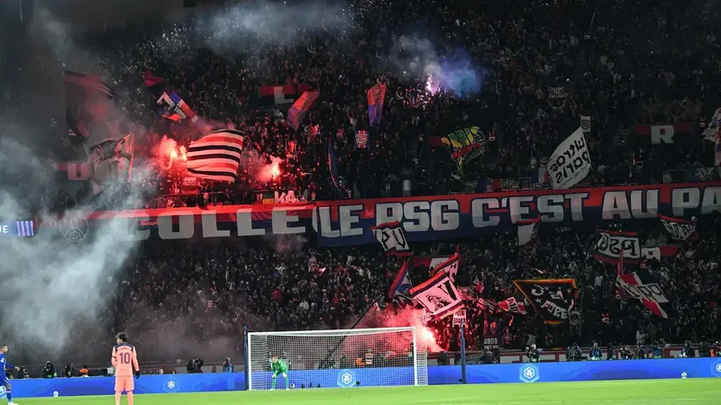 PSG-Barcelona Maçında Pankart Krizi! Barcelona UEFA’ya Şikâyet Etti