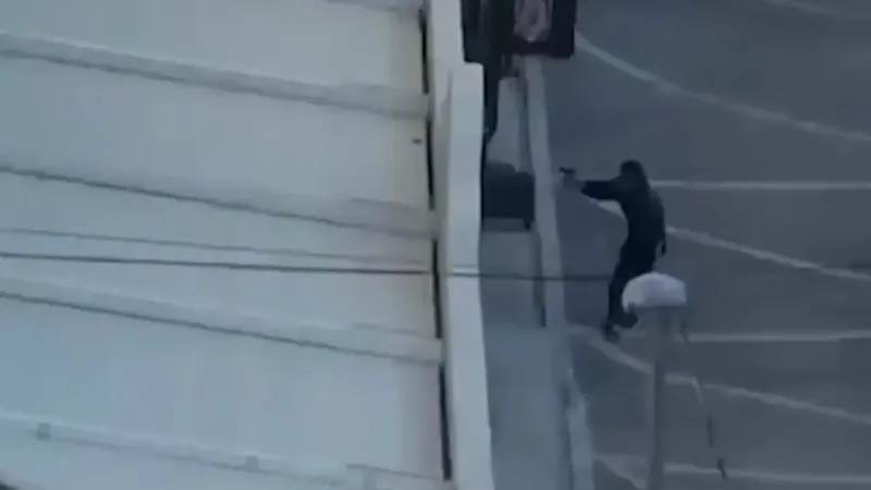 Esenyurt’ta Kuyumcuya Silahlı Saldırı: Eczane Çalışanı Yaralandı